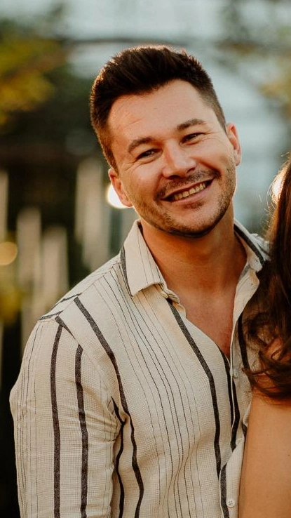 Adrian, zâmbind sub lumini calde